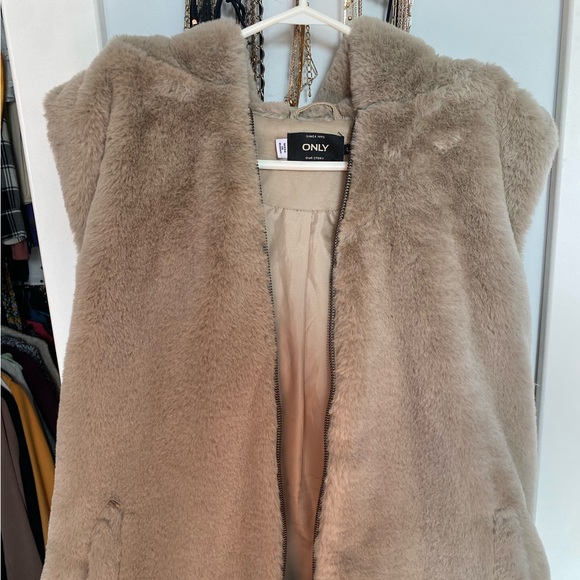 ONLY - faux fur zip up vest. - Picture 1 of 4
